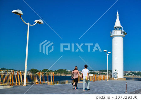 江の島　湘南大堤防　湘南港灯台の風景 107329330