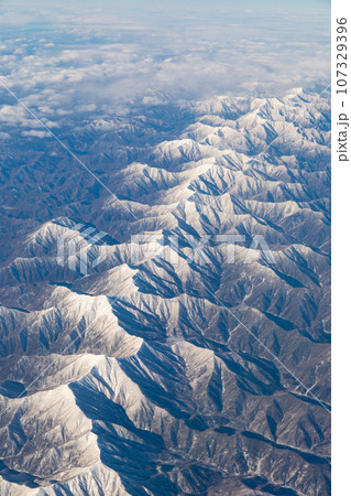 北海道_雪の積もった日高山脈の風景の写真素材 [107329396] - PIXTA