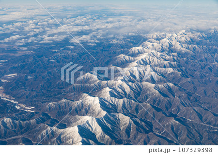 北海道_雪の積もった日高山脈の風景の写真素材 [107329398] - PIXTA
