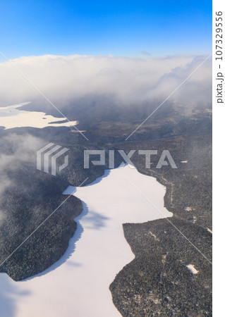 北海道_全面結氷したパンケトー湖の風景 107329556