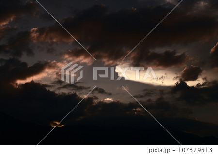 北杜市白州町、夕焼け雲の中に一つだけ真っ白な大きな雲 北杜市白州町、夕焼け雲の中に一つだけ真っ白な大きな雲 107329613