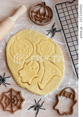 Preparation of festive cookies for baking in the oven. 107330495
