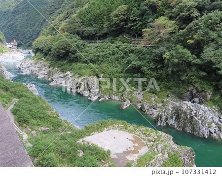 剣山国定公園、四国吉野川の激流に結晶片岩が削られてできた渓谷、巨岩、奇岩が続く大歩危の絶景 剣山国定公園、四国吉野川の激流に結晶片岩が削られてできた渓谷、巨岩、奇岩が続く大歩危の絶景 107331412