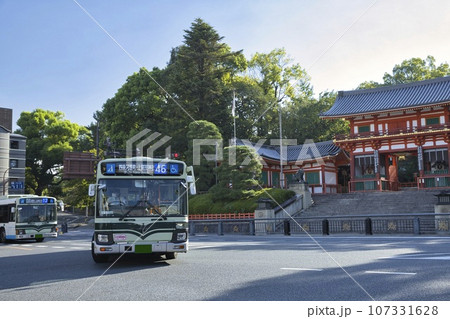 八坂神社西楼門と市バス(46系統)2 八坂神社西楼門と市バス(46系統)2 107331628