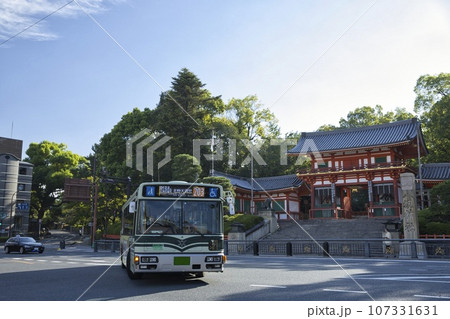 八坂神社西楼門と市バス（203系統）1 107331631