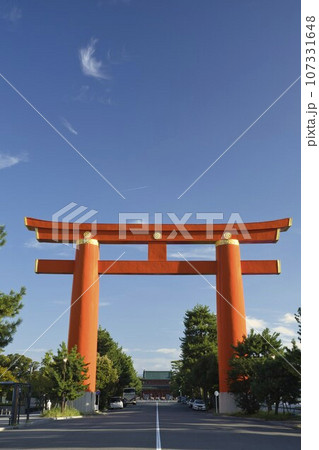 平安神宮大鳥居と応天門(縦構図)2 平安神宮大鳥居と応天門(縦構図)2 107331648