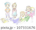 公園のすべり台で遊ぶ子供とそれを見守る若い両親 公園のすべり台で遊ぶ子供とそれを見守る若い両親 107331676