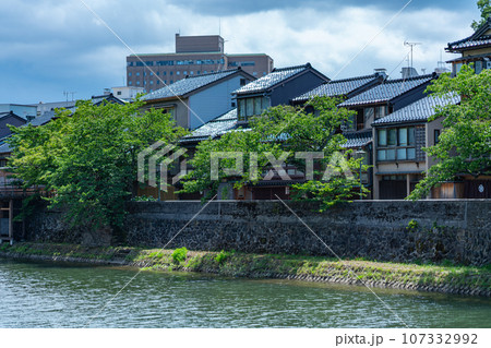 石川県 金沢市 主計町茶屋街 散歩 千本格子 自然 夏 浅野川 川沿い 観光 日本海 北陸 着物 石川県 金沢市 主計町茶屋街 散歩 千本格子 自然 夏 浅野川 川沿い 観光 日本海 北陸 着物 107332992