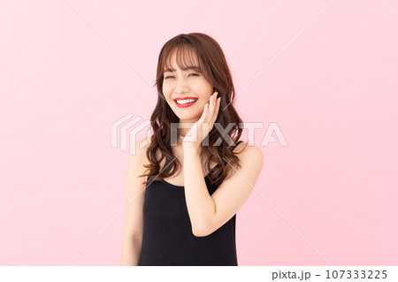 若い女性のビューティ 107333225