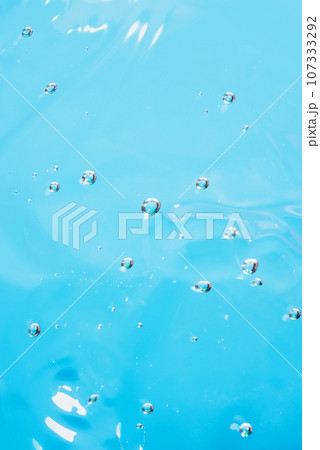 Close up macro Aloe vera gel cosmetic texture pink and blue background with bubbles. Lemongrass gel skincare product. antibacterial liquid with aloe vera, moisturizing. Serum texture. Hand sanitizer 107333292