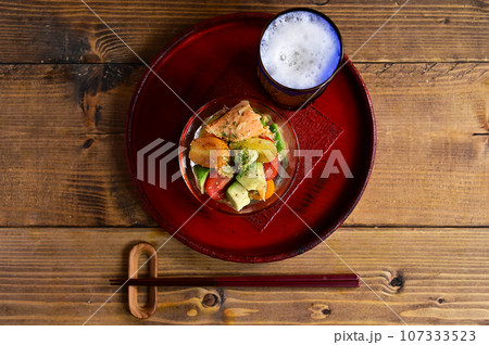 炙りサーモンとトマトとアボカドのマリネ 107333523