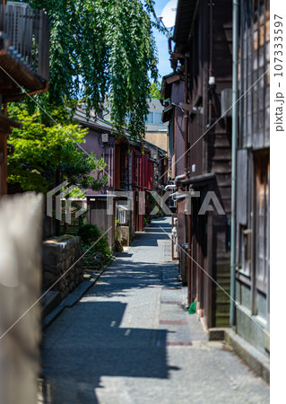 石川県　金沢市　主計町茶屋街　散歩　千本格子　自然　夏　浅野川　川沿い　観光　日本海　北陸　着物 107333597