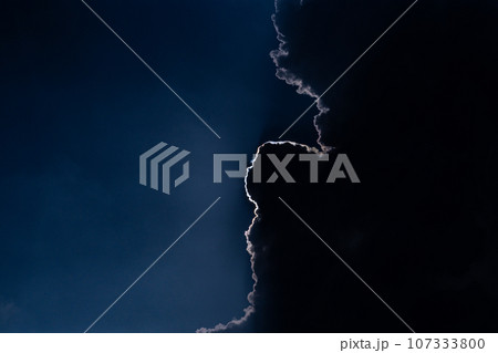 飛行機　飛行中　空撮　高所　旅行　観光　ゴールデンウィーク　空　雲　帰国　昼　午前　航空　太陽　陰影 107333800