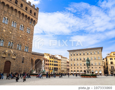 フィレンツェ　シニョリーア広場　※一部ソフトフォーカス 107333860