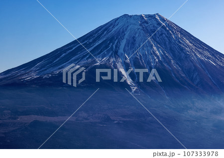 毛無山山頂から見る冬の富士山山頂 毛無山山頂から見る冬の富士山山頂 107333978