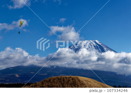 朝霧高原から見る富士山とパラグライダー 朝霧高原から見る富士山とパラグライダー 107334246