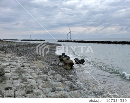富山県入善町古黒部地区から見る洋上風力発電施設 富山県入善町古黒部地区から見る洋上風力発電施設 107334539