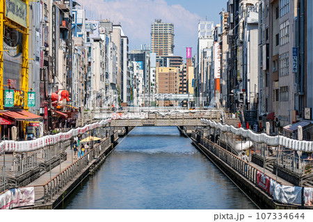 戎橋　道頓堀川　大阪市　大阪府　関西　近畿地方　都市　高層ビル　夏　観光　都心　浪速　川沿い　遊覧船 107334644