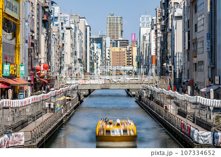 戎橋　道頓堀川　大阪市　大阪府　関西　近畿地方　都市　高層ビル　夏　観光　都心　浪速　川沿い　遊覧船 107334652