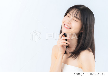 白バックでスキンケアをするミドルの女性 白バックでスキンケアをするミドルの女性 107334940