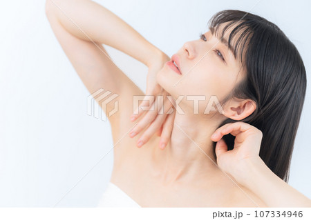 白バックでスキンケアをするミドルの女性 白バックでスキンケアをするミドルの女性 107334946