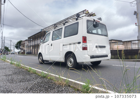 ルーフキャリア付きワゴン車　道路走行 107335073