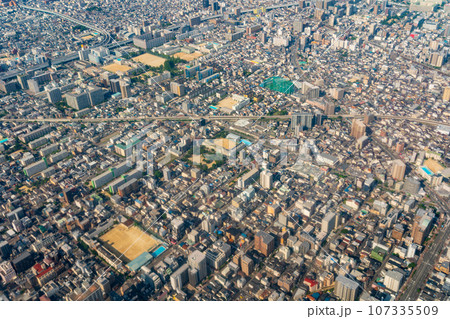 高所　空撮　大阪市　大阪府　関西　近畿地方　都市　高層ビル　タワーマンション　夏　観光　都心　浪速 107335509