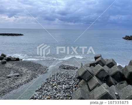 富山県入善町古黒部地区の海岸線の様子 107335875