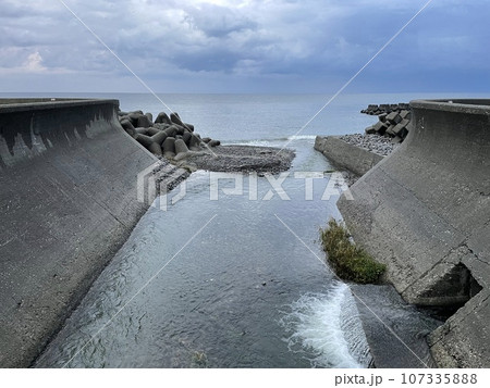 富山県入善町古黒部地区の海岸線の様子 107335888