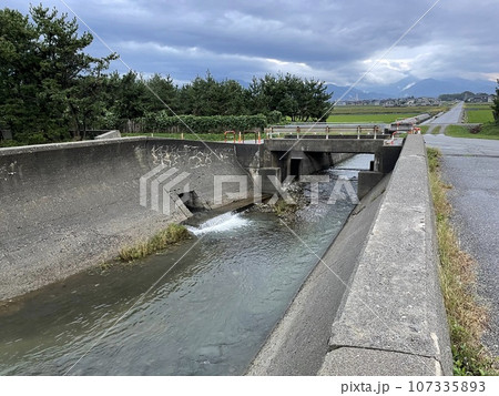 富山県入善町古黒部地区の海岸線の様子 107335893