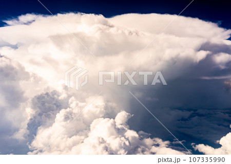積乱雲　雲　空撮　飛行機　夕陽　夕方　午後　航空機　フライト　旅行　観光　インバウンド 107335990