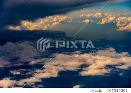 積乱雲　雲　空撮　飛行機　夕陽　夕方　午後　航空機　フライト　旅行　観光　インバウンド 107336001