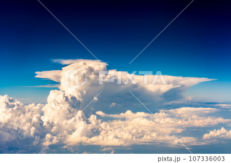 積乱雲　雲　空撮　飛行機　夕陽　夕方　午後　航空機　フライト　旅行　観光　インバウンド 107336003