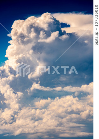 積乱雲　雲　空撮　飛行機　夕陽　夕方　午後　航空機　フライト　旅行　観光　インバウンド 107336010