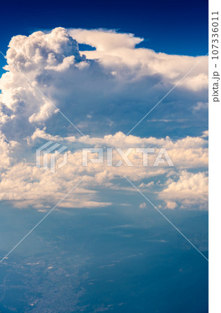 積乱雲　雲　空撮　飛行機　夕陽　夕方　午後　航空機　フライト　旅行　観光　インバウンド 107336011