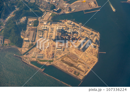 神奈川　久里浜　空撮　飛行機　夕陽　夕方　午後　航空機　フライト　旅行　観光　インバウンド　発電所 107336224