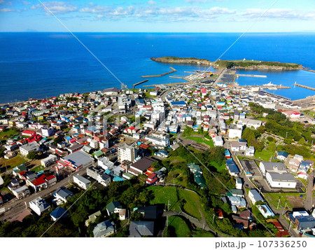 秋の北海道江差町で鴎島と町の風景を空撮 秋の北海道江差町で鴎島と町の風景を空撮 107336250
