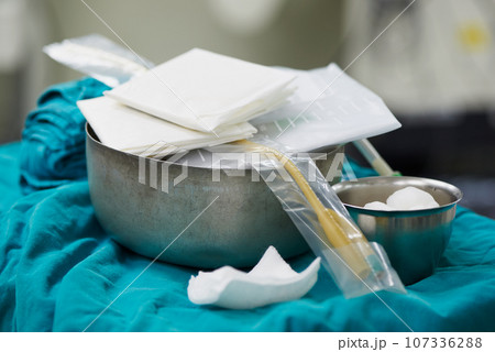 A set of urinary catheterrization in operating room 107336288
