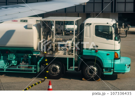 空港 飛行機 羽田空港 離陸 航空会社 エンジン ブレーキ 午前 明るい 給油 車 空港 飛行機 羽田空港 離陸 航空会社 エンジン ブレーキ 午前 明るい 給油 車 107336435