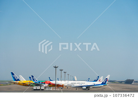 空港　飛行機　羽田空港　離陸　航空会社　エンジン　ブレーキ　午前　明るい　沖留め　駐機 107336472