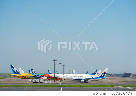 空港 飛行機 羽田空港 離陸 航空会社 エンジン ブレーキ 午前 明るい 沖留め 駐機 空港 飛行機 羽田空港 離陸 航空会社 エンジン ブレーキ 午前 明るい 沖留め 駐機 107336475