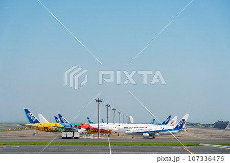 空港 飛行機 羽田空港 離陸 航空会社 エンジン ブレーキ 午前 明るい 沖留め 駐機 空港 飛行機 羽田空港 離陸 航空会社 エンジン ブレーキ 午前 明るい 沖留め 駐機 107336476
