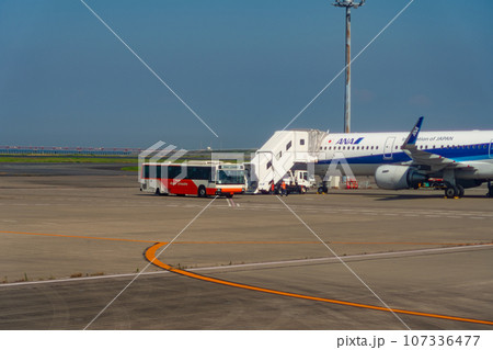 空港　飛行機　羽田空港　離陸　航空会社　エンジン　ブレーキ　午前　明るい　沖留め　駐機　バス 107336477