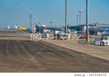 空港　飛行機　羽田空港　離陸　航空会社　エンジン　ブレーキ　午前　明るい　沖留め　駐機　バス 107336478