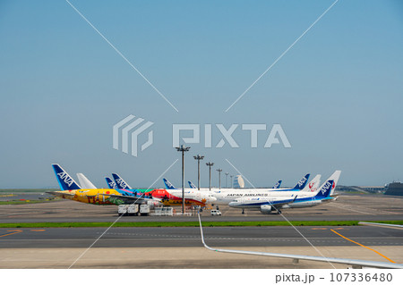 空港 飛行機 羽田空港 離陸 航空会社 エンジン ブレーキ 午前 明るい 沖留め 駐機 空港 飛行機 羽田空港 離陸 航空会社 エンジン ブレーキ 午前 明るい 沖留め 駐機 107336480