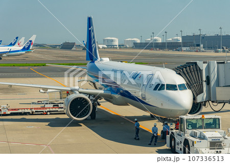 空港　飛行機　羽田空港　離陸　航空会社　エンジン　ブレーキ　午前　明るい　ANA 107336513