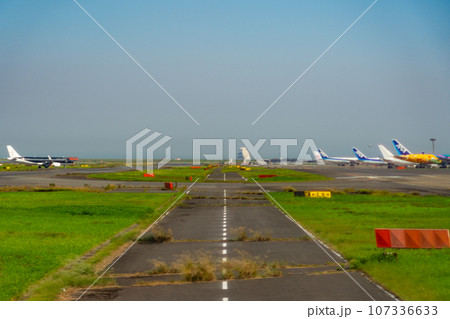 空港　飛行機　羽田空港　離陸　航空会社　エンジン　ブレーキ　午前　明るい　道路　車両　荒廃 107336633