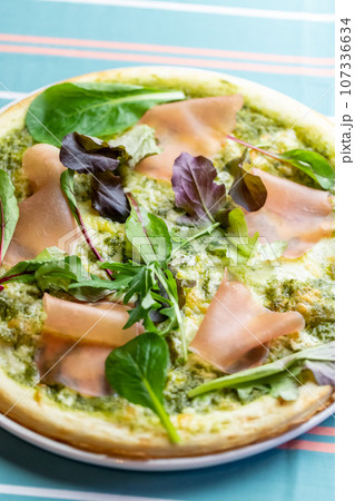 生ハムのジェノベーゼピッツァ 生ハムのジェノベーゼピッツァ 107336634