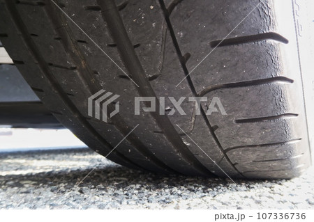 摩耗したタイヤ 107336736