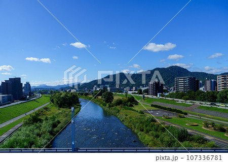 札幌市 豊平川と藻岩山 107336781